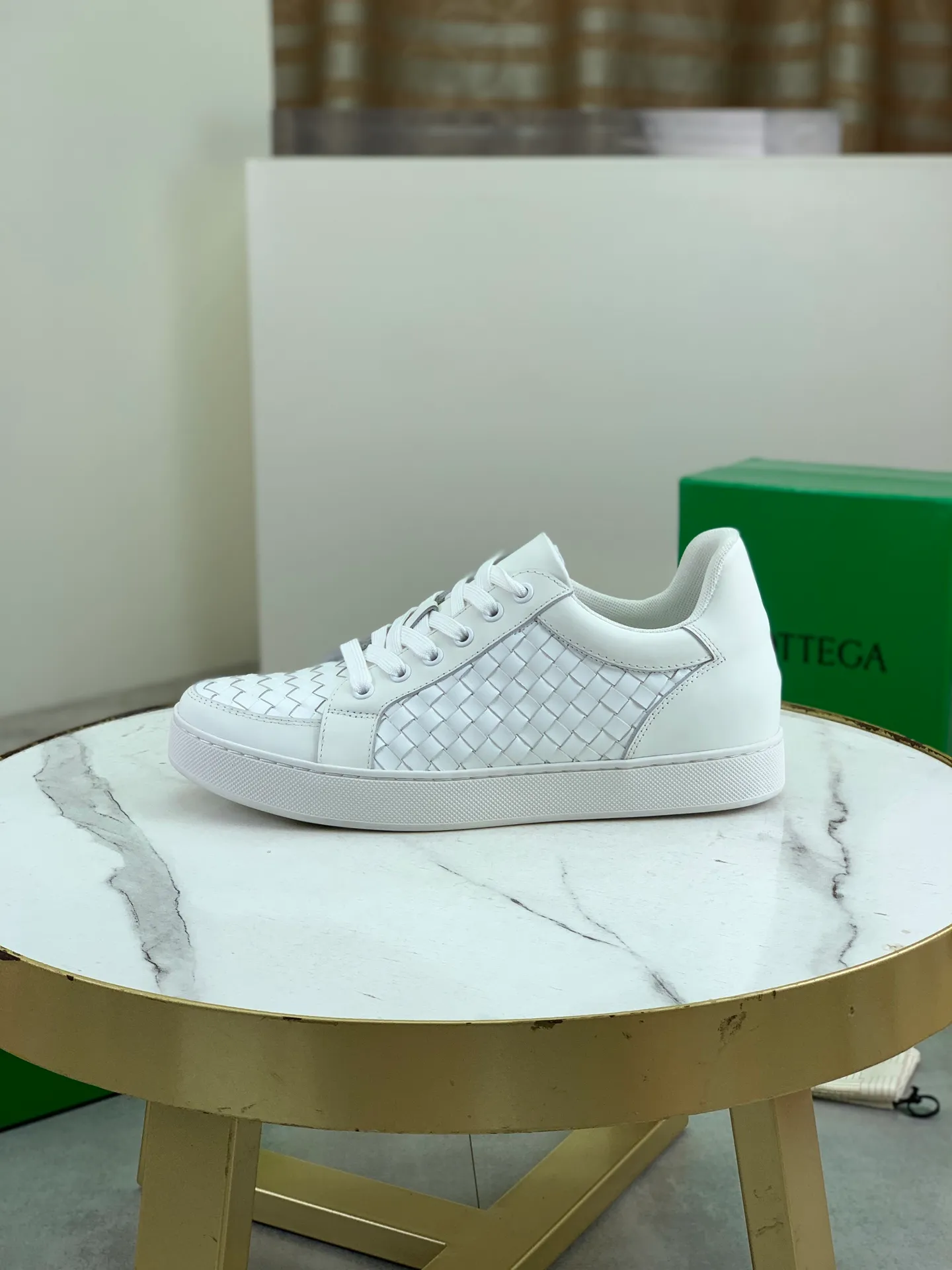 Factory price P720 💰Top quality💎💎💎 BOTTEGA VENETA official website synchronous couple👫The latest top version of the highest version of BV high-top casual shoes in the market, accept material comparison, shoe type comparison, process comparison, practical and textured, versatile, suitable for any occasion, the more you look at it, the more flavorful it becomes. Pure hand-woven craftsmanship - upper material, imported original woven calfskin - high-quality water-dyed cowhide inside - original private model customized outsole -Size: male 39-44 (customized 38 45 46) female 35-39 (customized 34 40 41) Comes with original BV green box, complete packaging.